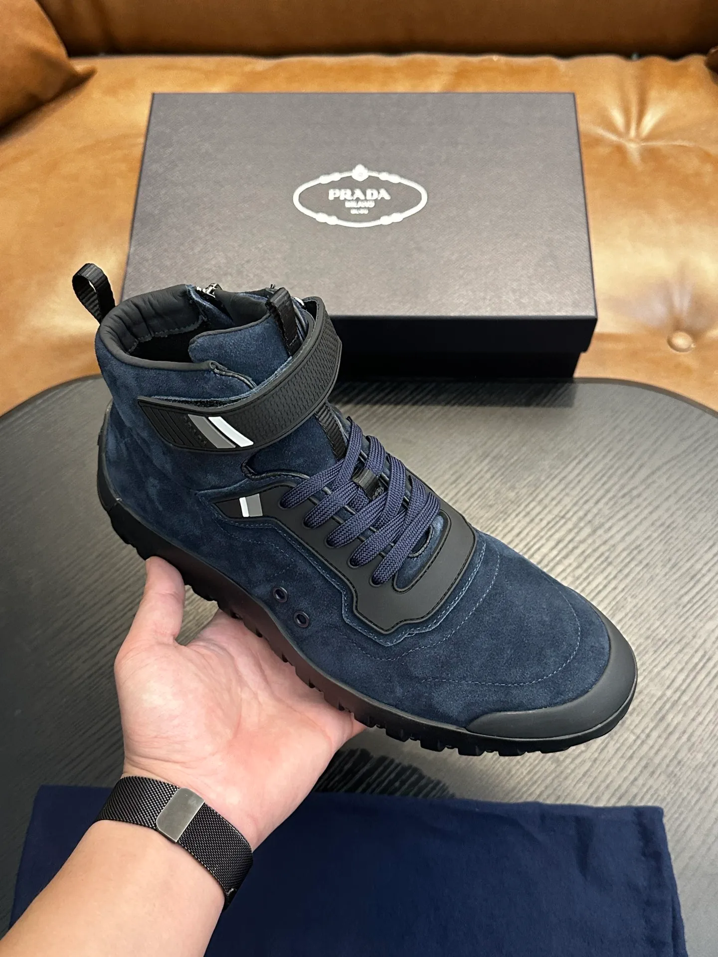 [ PRADA ] Top P: 880💰 ▪️Size: 39-44 (customized at 38.45) Prad*Prada (Mauri order can be made) new men's nylon fabric sneakers This casual sneaker combines elegant and innovative design. It is made of nylon stretch fabric and has a slip-on design. The upper strap is equipped with an adjustable metal buckle, and the letters "PRADA" are eye-catching on the side of the shoe. Comes with full original packaging!